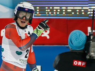 Nór Henrik Kristoffersen reaguje na hádzanie snehových gúľ.