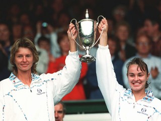 Helena Suková (vľavo) a Martina Hingisová s trofejou pre víťaza ženskej štvorhry vo Wimbledone v roku 1998.