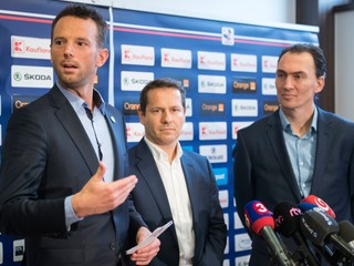 Šéf domácej súťaže Richard Lintner (vľavo), prezident SZĽH Martin Kohút (uprostred) a generálny manažér reprezentácie Miroslav Šatan.