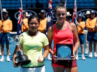 Víťazka Liang En Šuo (vľavo) a zdolaná finalistka Clara Burelová.