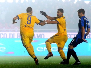 Gonzalo Higuain (vľavo) rozhodol zápas s Atalantou.