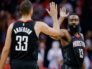 James Harden (vpravo).