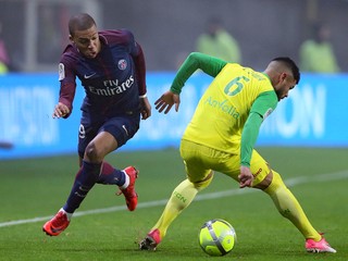 Kylian Mbappé dostal za zákrok červenú kartu.