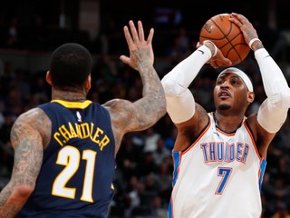Carmelo Anthony (Oklahoma) streiľa na kôš počas zápasu s Denverom.