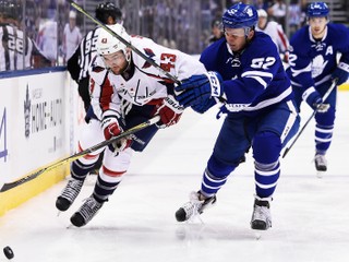 Martin Marinčin (vpravo) bojuje v AHL o to, aby sa vrátil späť do NHL do tímu Toronto Maple Leafs.