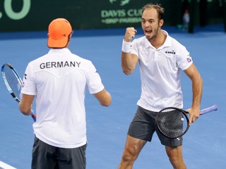 Nemec Tim Pütz (vpravo) oslavuje so spoluhráčom Janom-Lennardom Struffom triumf vo štvorhre.