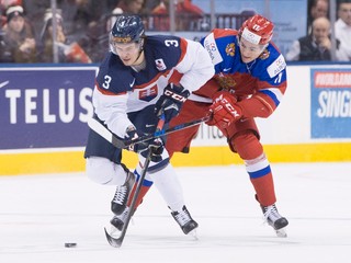 Martin Bodák (vľavo) si na prelome rokov zahral aj na svetovom šampionáte hokejistov do 20 rokov.