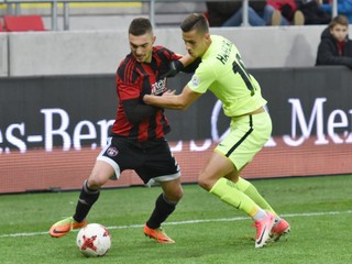 Na snímke vpravo hráč Trnavy Andrej Kadlec a hráč Žiliny Dávid Hancko v zápase 17. kola Fortuna ligy vo futbale FC Spartak Trnava - MŠK Žilina v Trnave v sobotu 25. novembra 2017.