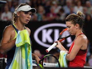 Simonu Halepovú (vpravo) zvolili fanúšikovia za hráčku mesiaca aj napriek tomu, že vo finále Australian Open prehrala s Caroline Wozniackou.