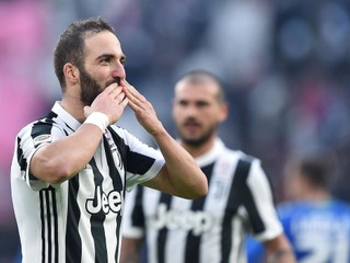 Hlavným hrdinom Juventusu bol Gonzalo Higuaín, ktorý strelil hetrik.