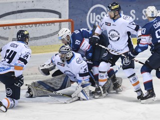 Hokejisti Nitry sa snažia pretlačiť puk do siete Košíc.