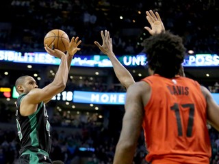 Al Horford (vľavo) strieľa na kôš v zápase proti Portlandu.