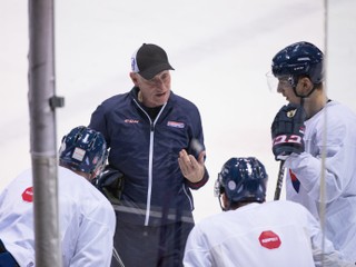 Tréner Craig Ramsay (druhý zľava) počas tréningu hokejovej reprezentácie.