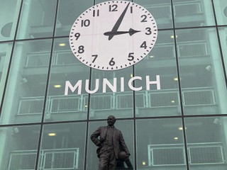 Pamätné hodiny nad sochou Matta Busbyho na štadióne Manchestru United Old Trafford.