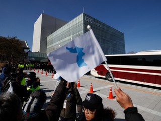 Športovci z KĽDR a Kórejskej republiky vystúpia na otváracom ceremoniáli pod spoločnou vlajkou.