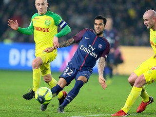 Dani Alves (v strede) zastúpil úlohu brankára v osemfinále Francúzskeho pohára.
