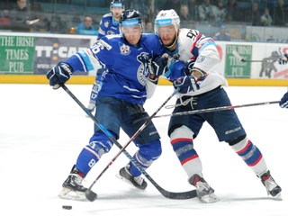 Zľava: Daniel Brejčák z HK Poprad a Radoslav Macík z HK Nitra.