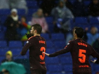 Gerard Piqué (vľavo) sa raduje zo svojho gólu.