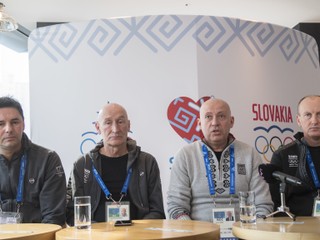 Na snímke sprava vedúci slovenskej výpravy ZOH Pjongčang 2018 Roman Buček, prezident Slovenského olympijského výboru (SOV) Anton Siekel, tréner slovenských hokejistov Craig Ramsay a manažér tímu slovenskej hokejovej reprezentácie Miroslav Valíček počas tlačovej konferencie.