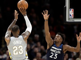 Na snímke vľavo hráč Cavaliers LeBron James dáva kôš v predĺžení, vpravo hráč Minnesoty Jimmy Butler.