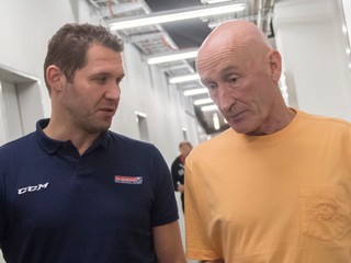 Ján Lašák debatuje s trénerom hokejovej reprezentácie Craigom Ramsaym.
