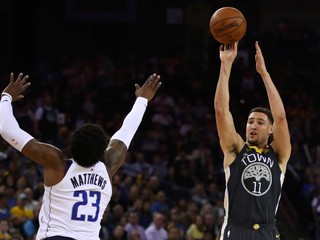 Momentka zo zápasu medzi Golden State a Dallasom.