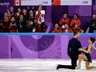 Meagan Duhamelová a Eric Radford počas súťaže športových dvojíc.