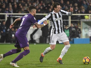 Hráč Fiorentiny Cristian Biraghi (vľavo) a Federico Bernardeschi z Juventusu.