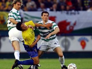 Liam Miller (vpravo) si obliekal v minulosti aj dres Celticu Glasgow.
