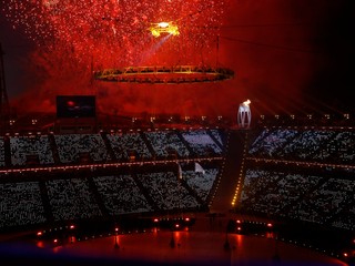 Drony počas otváracieho ceremoniálu napokon nevzlietli, televízia pustila šou zo záznamu