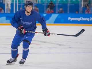 Tomáš Surový počas tréningu hokejovej reprezentácie v Pjongčangu. Hráči si ho neskôr vybrali za kapitána.