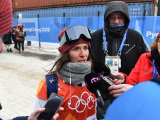 Klaudia Medlová odpovedá na otázky novinárov po zrušení kvalifikácie disciplíny slopestyle.