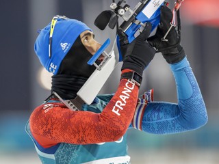 Jeden z najväčších favoritov na zlato Martin Fourcade počas nástrelu pred nedeľňajšími pretekmi.