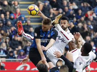 Milan Škriniar (vľavo) v hlavičkovom súboji.