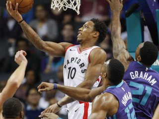 DeMar DeRozan (v strede).