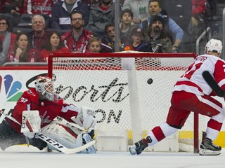 Tomáš Tatar strieľa jeden zo svojich gólov do siete Washingtonu.