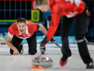 Kanadské duo John Morris a Kaitlyn Lawesová postúpilo do finále olympijskej súťaže miešaných párov v curlingu.