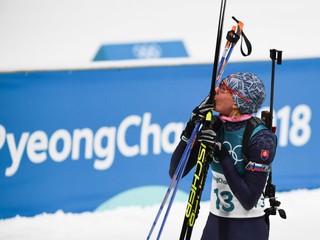 Slovenská biatlonistka Anastasia Kuzminová sa teší z druhého miesta v cieli po stíhacích biatlonových pretekoch žien na 10 km na ZOH 2018.