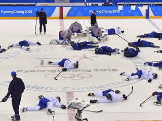 Hráči slovenskej hokejovej reprezentácie na tréningu pred prvým zápasom proti tímu Olympijských športovcov z Ruska.