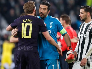 Gianluigi Buffon sa po zápase objíma s útočníkom Tottenhamu Harrym Kaneom.