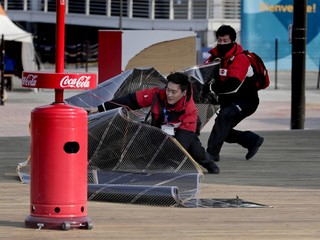 Preložené súťaže, zákaz pohybu ľudí. Počasie komplikuje olympiádu