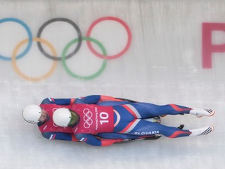 Slovenskí sánkari Marek Solčanský (v popredí) a Karol Stuchlák.