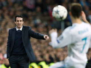 Tréner PSG Unai Emery (vľavo) pozerá na Cristiana Ronalda počas zápasu.