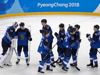 Fínski hokejisti sa radujú z víťazstva.