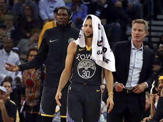 Zľava Kevin Durant, Stephen Curry a tréner Golden State Steve Kerr.