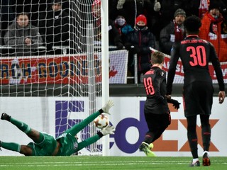 Nacho Monreal strieľa prvý gól Arsenalu do brány domáceho Östersundu.