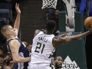 Nikola Jokič (vľavo) bol ústrednou postavou Denveru.