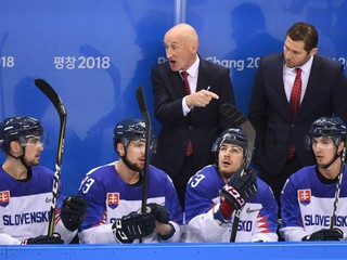 Tréner Craig Ramsay rozdáva pokyny počas zápasu proti Slovinsku.