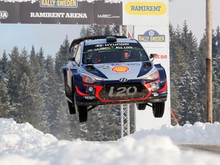 Belgický jazdec Thierry Neuville si aj po v sobotu udržal líderskú pozíciu na Rely Švédska.