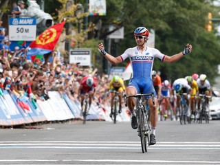 Slovenský cyklista Peter Sagan sa raduje v cieli po tom, čo zvíťazil v pretekoch mužov Elite s hromadným štartom v rámci majstrovstiev sveta v cestnej cyklistike 27. septembra 2015 v americkom Richmonde.